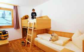 Das Kinderzimmer im Appartement Arnika - Foto: Ingo Wandmacher